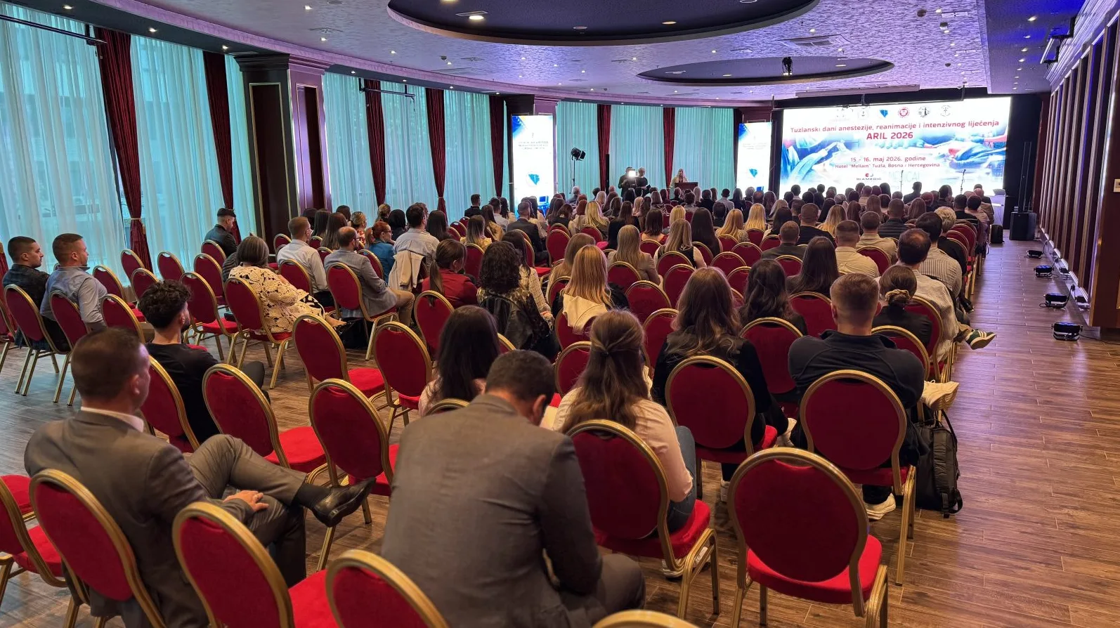 Učesnici na kongresu "Tuzlanski dani anesteziologije, reanimacije i intenzivnog liječenja ARIL 2026" u hotelskoj sali