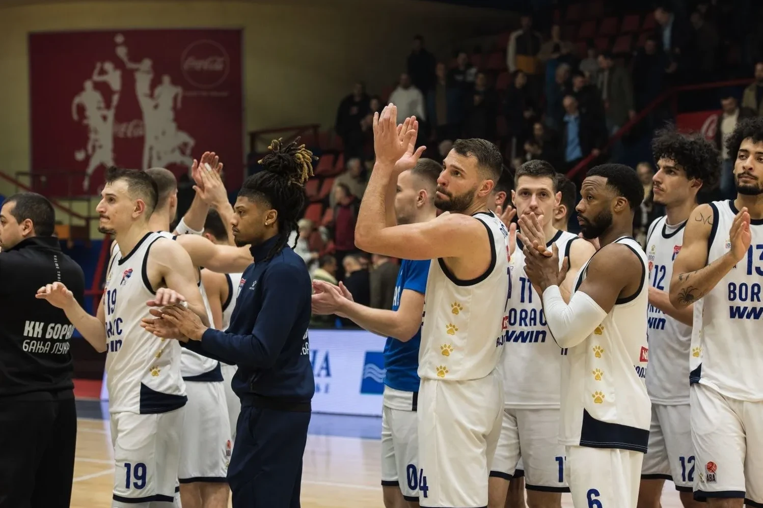 Košarkaši Borac Banjaluka aplaudiraju navijačima nakon utakmice.