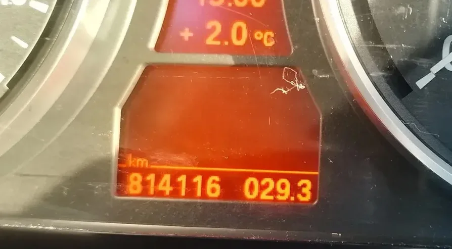 Digitalni displej automobila prikazuje spoljnu temperaturu od +2.0°C i pređenu kilometražu od 814116 km sa prosječnom potrošnjom od 029.3 l/100km.