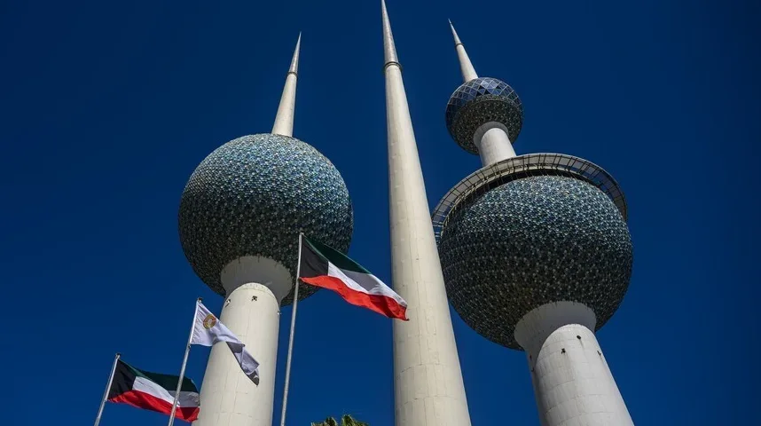 Tri kule Kuwait Towers sa zastavama Kuvajta ispred