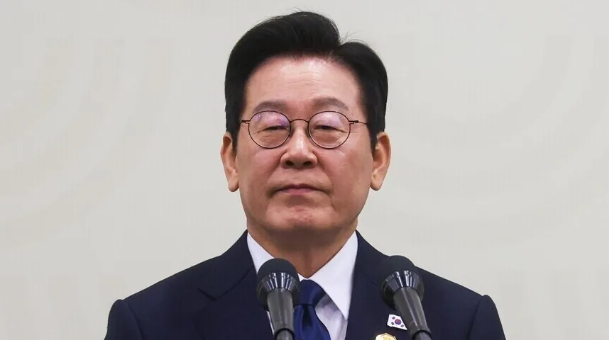Portret Lee Jae-myunga kako govori u mikrofone.