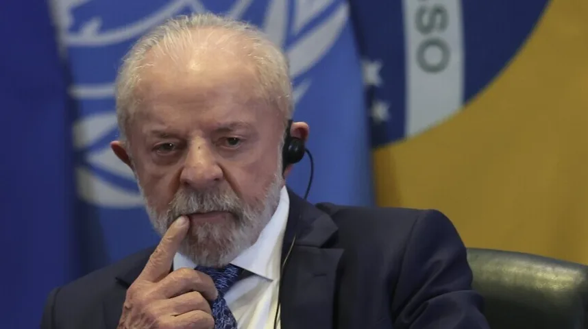 Lula da Silva sa prstom na usnama