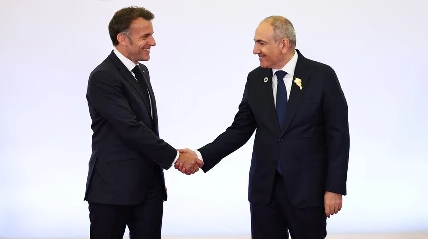Emanuel Makron i Ilham Alijev se rukuju