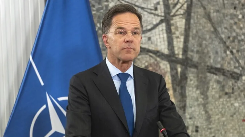 Mark Rutte ispred NATO zastave