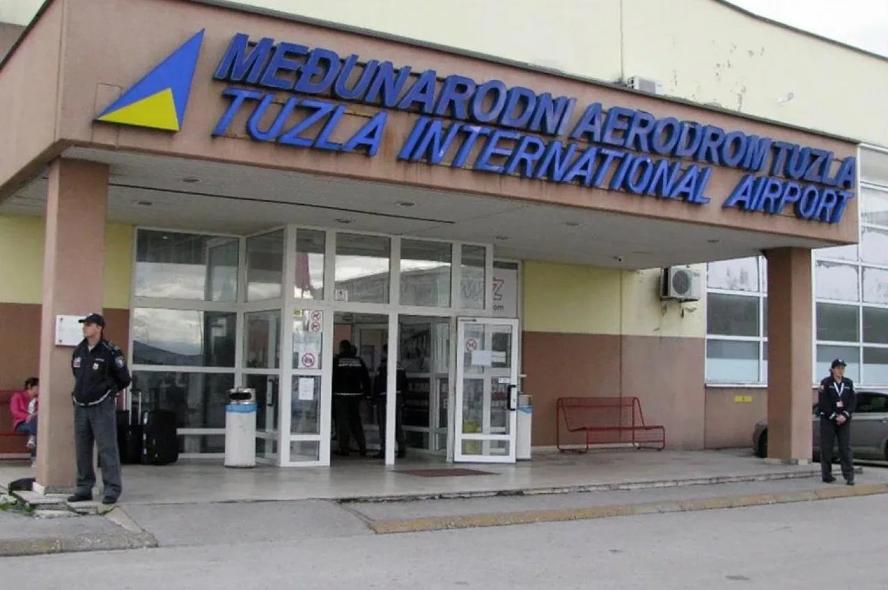 Ulaz u Međunarodni aerodrom Tuzla sa natpisom "MEDUNARODNI AERODROM TUZLA INTERNATIONAL AIRPORT".