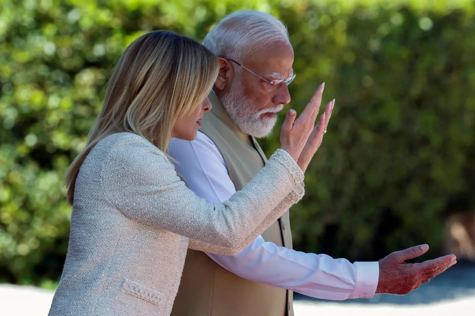 Melania Trump i Narendra Modi dižu ruke