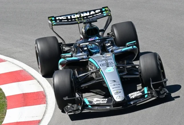 Mercedes bolid Formule 1 sa brojem 63