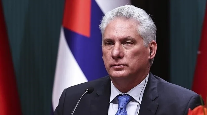 Migel Diaz-Kanel govori za govornicom