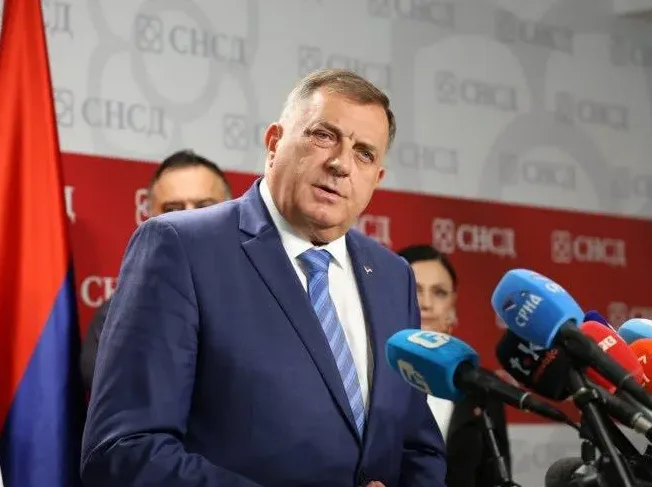 Milorad Dodik govori na konferenciji za štampu ispred SNSD zastave i mikrofona