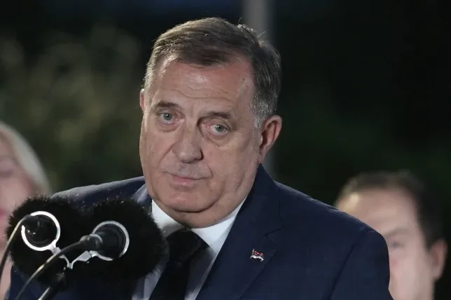 Milorad Dodik govori za govornicom sa dva mikrofona ispred sebe.