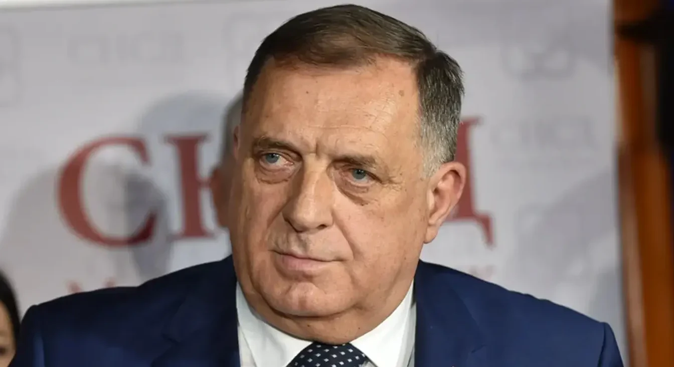 Portret Milorada Dodika u tamnoplavom odijelu.