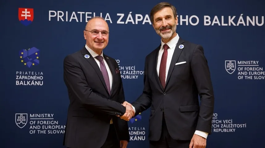 Dva muškarca u odijelima se rukuju ispred plavog panoa sa natpisom "Prijatelji Zapadnog Balkana" i logom Ministarstva vanjskih i evropskih poslova Slovačke.