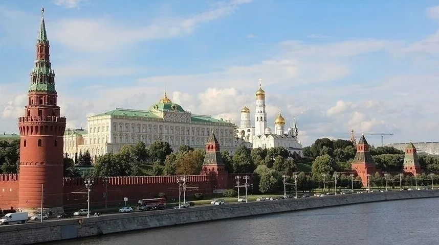 Panorama Moskovskog Kremlja sa zlatnim kupolama i crvenim kulama, gledano preko rijeke