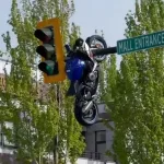 Suzuki GSX-R1000R “sletio” na semafor nakon sudara u Kanadi