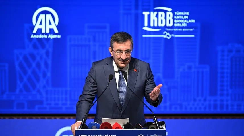 Muškarac u odijelu govori iza podijuma sa logom Anadolu Ajansi i TKBB.