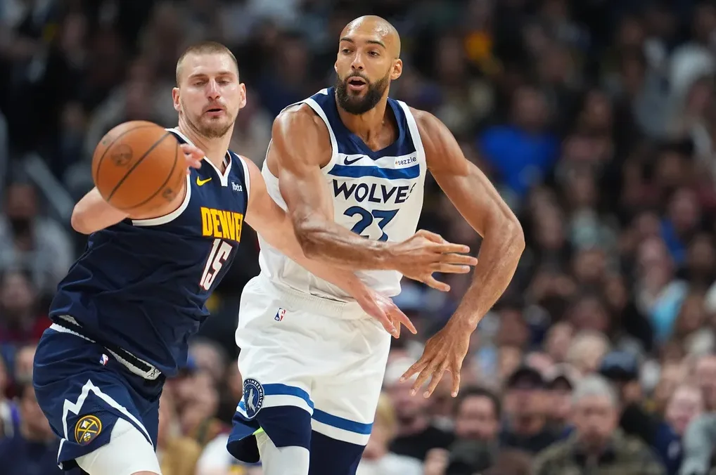 Nikola Jokić (Denver Nuggets) s loptom u napadu protiv Rudija Gobera (Minnesota Timberwolves).