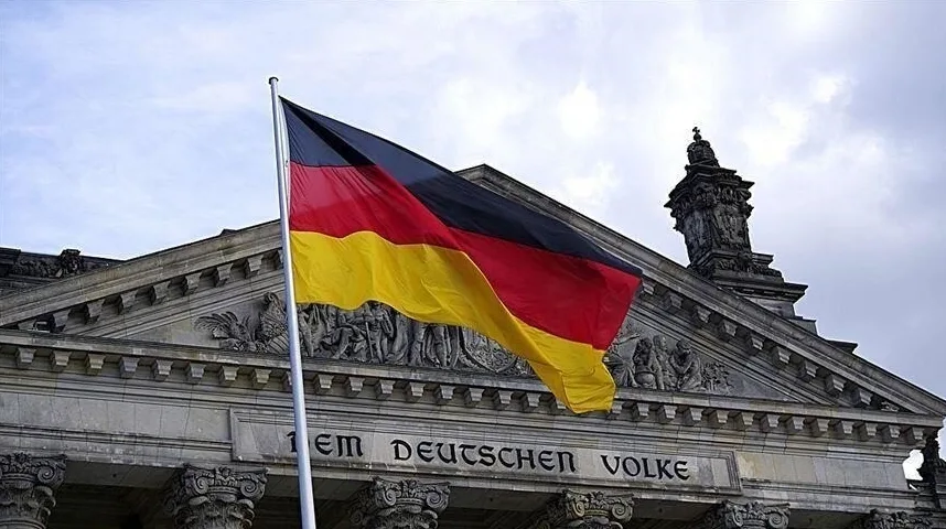 Njemačka zastava na zgradi Reichstaga u Berlinu.