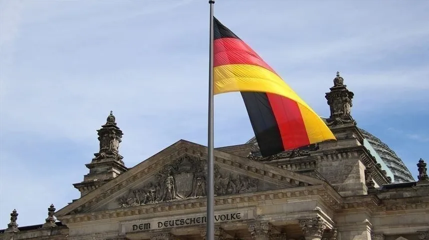 Njemačka zastava na jarbolu ispred zgrade Reichstaga