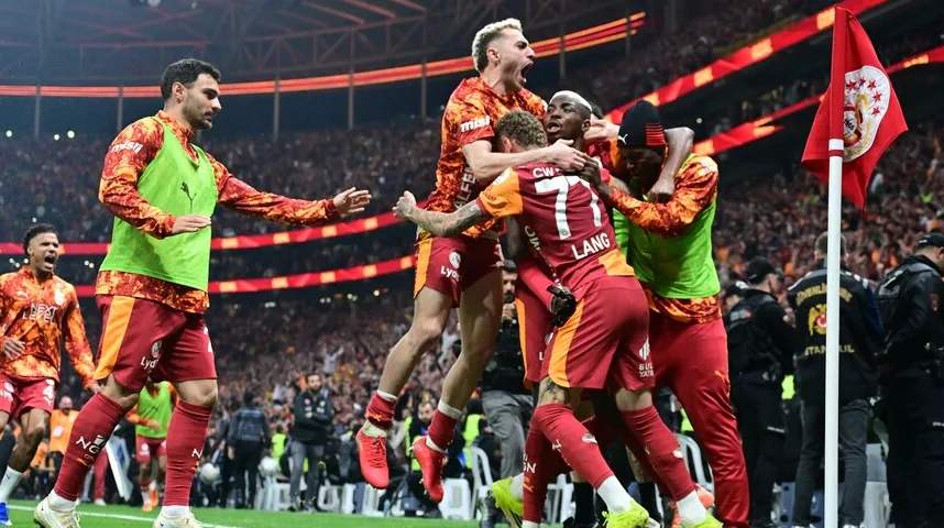 Fudbaleri Galatasarayja u crvenim i zlatnim dresovima slave postignuti pogodak na prepunom stadionu.