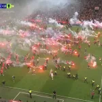 Skandalozan prekid derbija u Pragu: Navijači Slavije upali na teren u finišu utakmice
