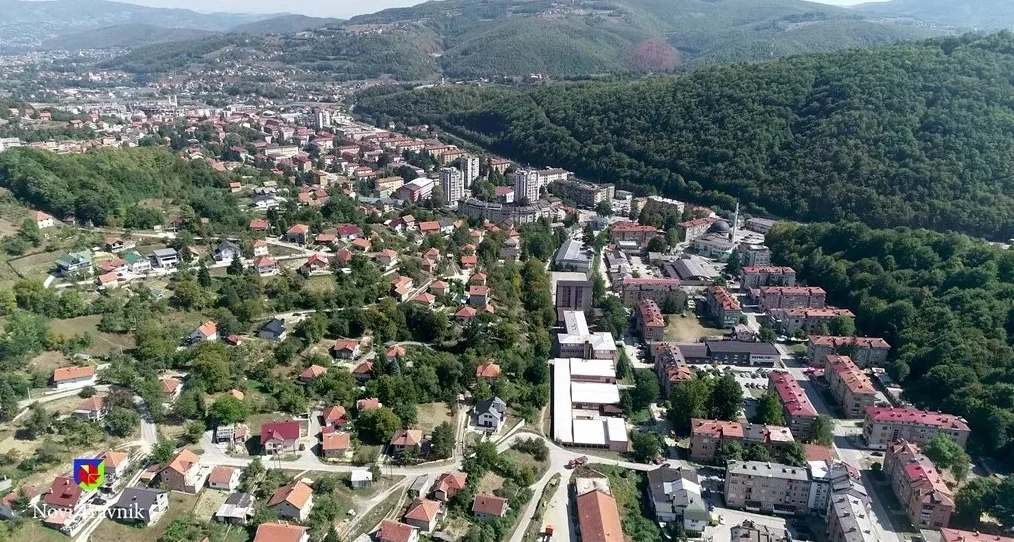 Grad Novi Travnik snimljen iz zraka, sa zelenim brdima u pozadini