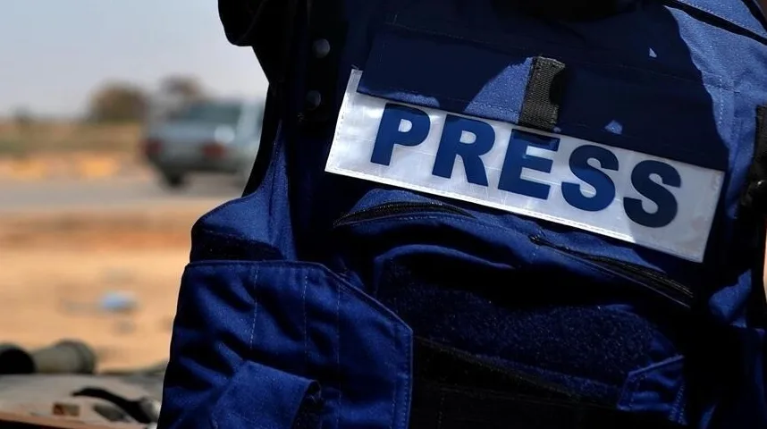 Novinar u taktičkom prsluku sa natpisom 'PRESS' na bosanskom jeziku