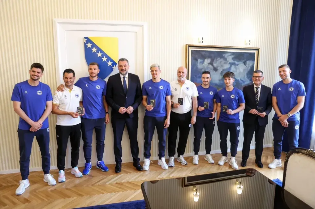 Mlada reprezentacija Bosne i Hercegovine u sjedećoj odbojci predaje pasoše zvaničnicima