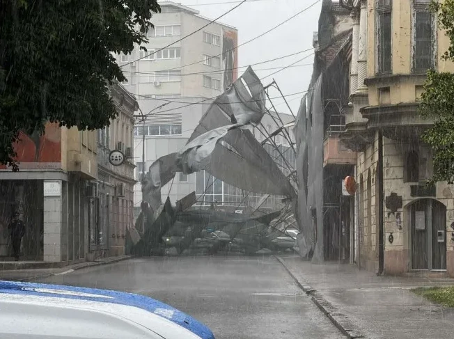 Srušena konstrukcija i oštećene zgrade uslijed olujnog nevremena i jakog vjetra.