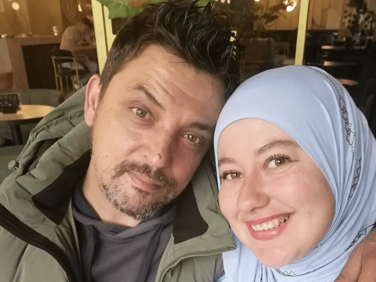 Muškarac i žena nasmijani u restoranu