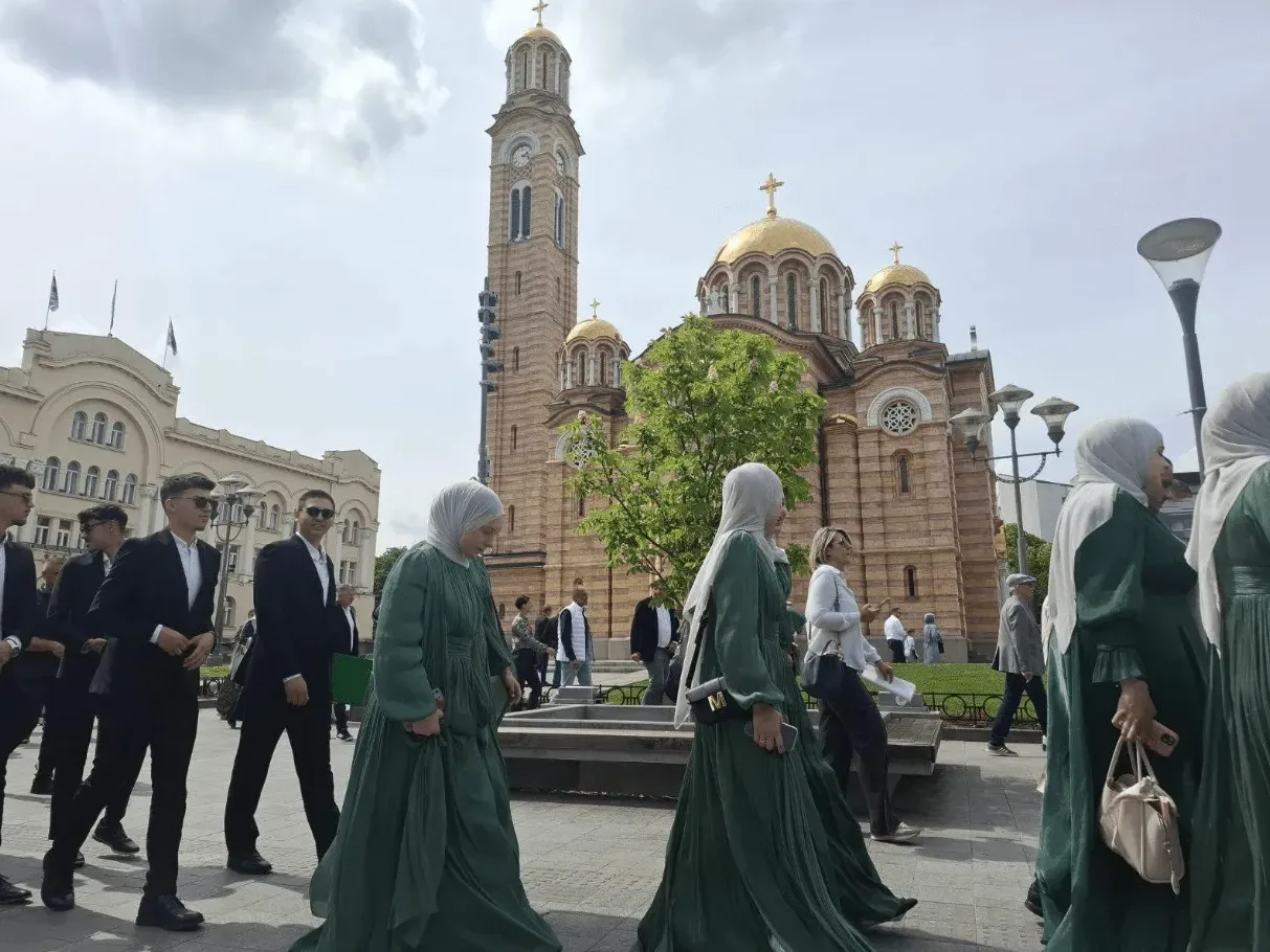 Svečani ispraćaj treće generacije: Maturanti medrese prodefilovali centrom Banje Luke