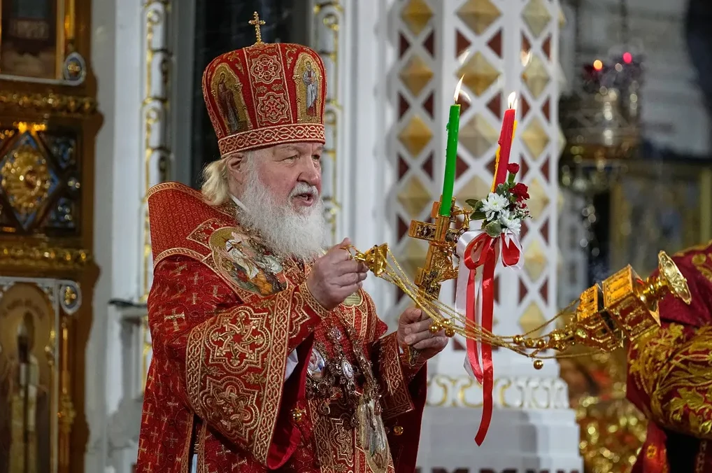 Patrijarh Kiril drži kadionicu i svijeće tokom vjerske ceremonije