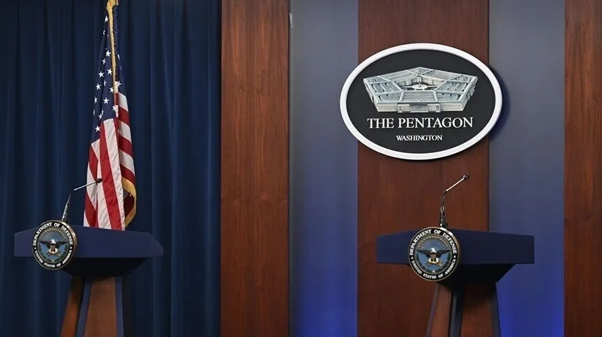 Podijumi za obraćanje javnosti sa američkom zastavom i logom Pentagona u Washingtonu.