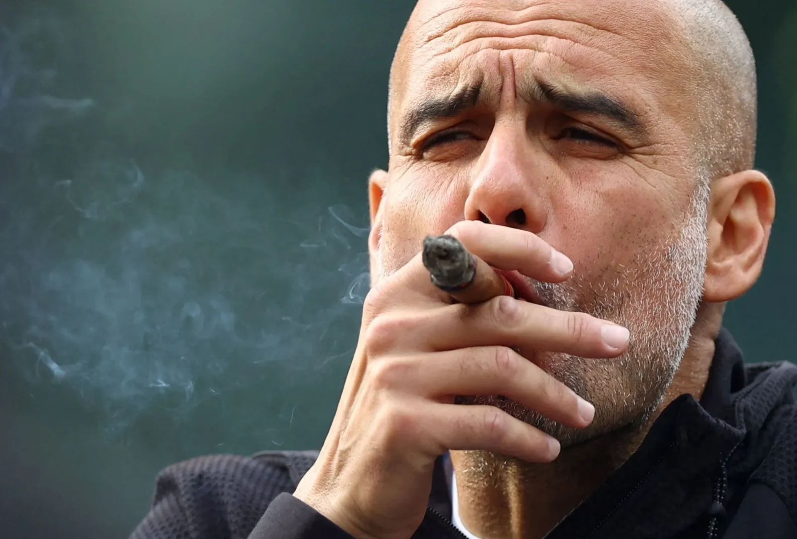 Pep Guardiola puši cigaru