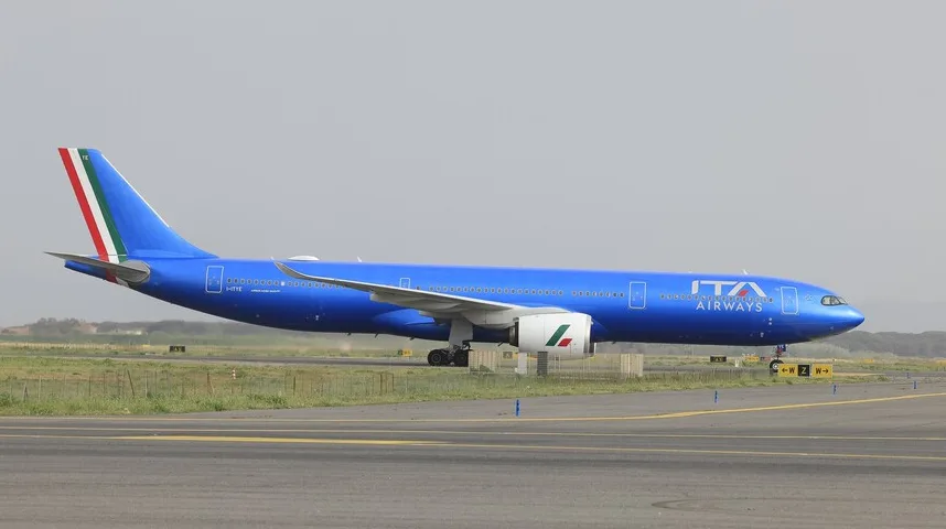 Plavi Airbus A330 kompanije ITA Airways sa zastavom Italije na repu na pisti.