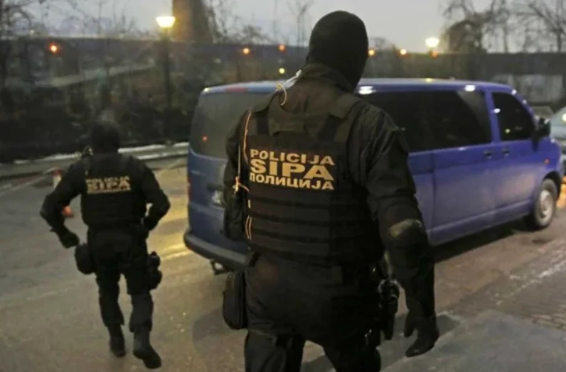 Pripadnici SIPA-e u akciji ispred plavog kombija