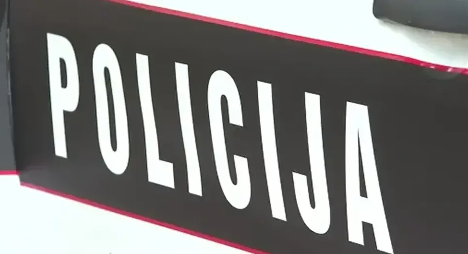 Crni zaštitni trak s bijelim natpisom "POLICIJA".