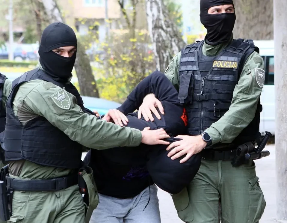 Akcija policije u Zenici: Uhapšen osumnjičeni sa drogom i oružjem