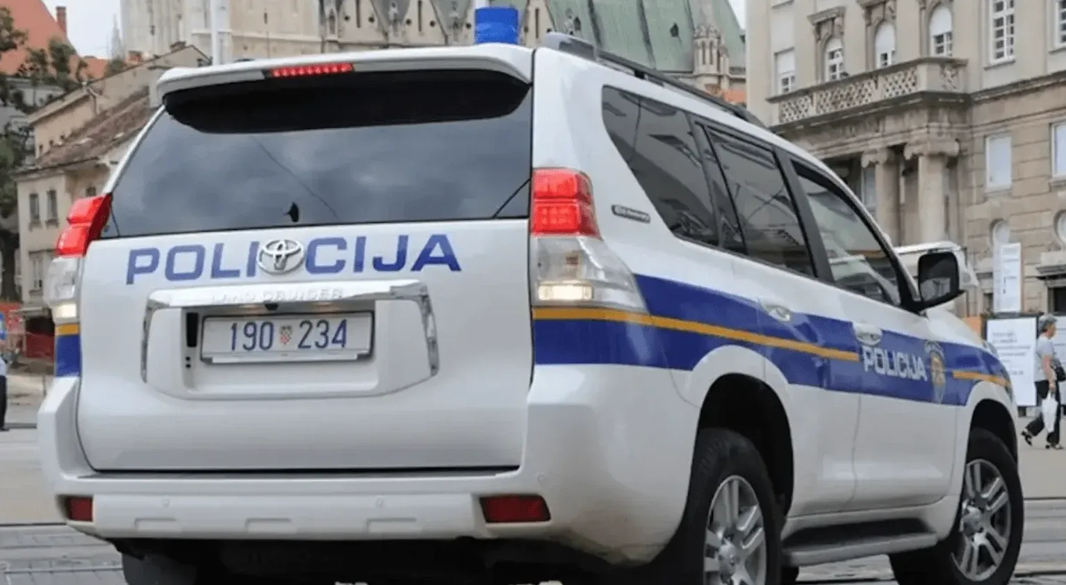 Policijsko vozilo marke Toyota Land Cruiser s plavim svjetlosnim signalom na krovu, vidljivim natpisom "POLICIJA" te registracijskim oznakama.