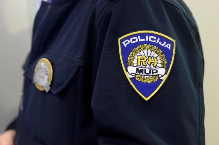 Dio tamnoplave policijske uniforme sa oznakom 'POLICIJA RH MUP'