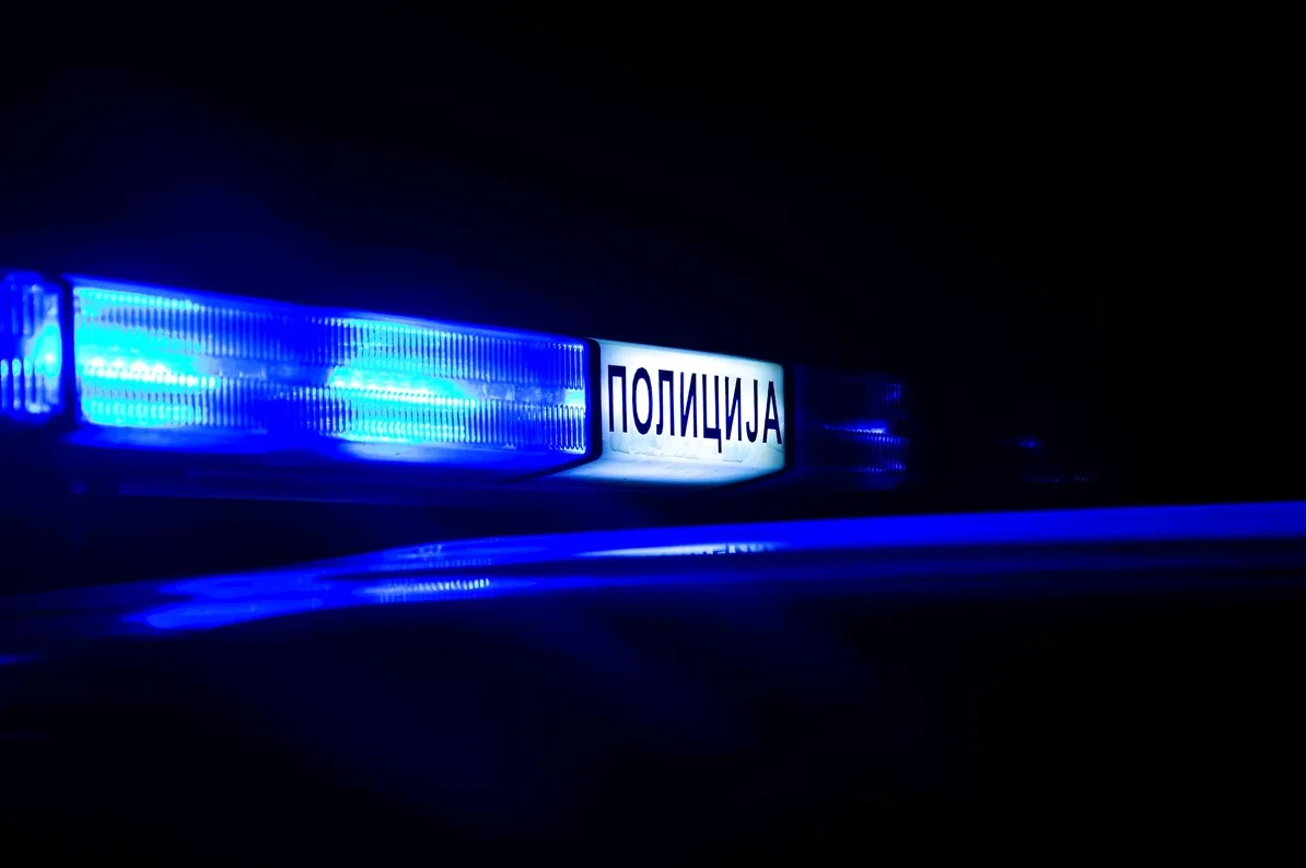 Plavo policijsko svjetlo na vozilu sa natpisom "ПОЛИЦИЈА"