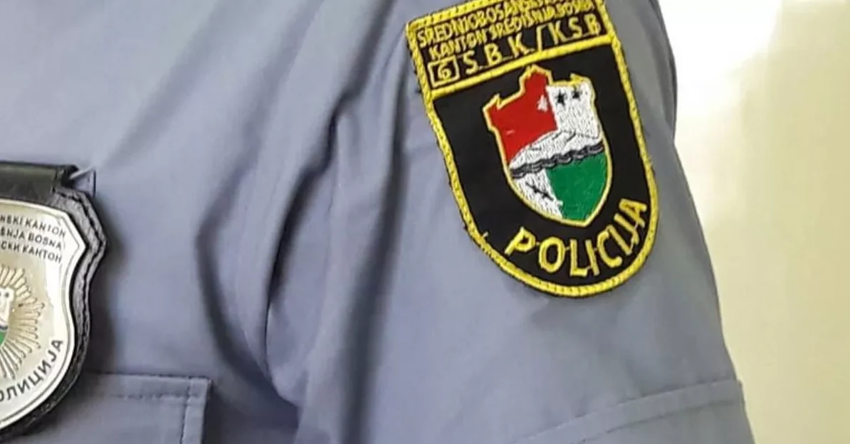 Grb policije Srednjobosanskog kantona na uniformi policajca