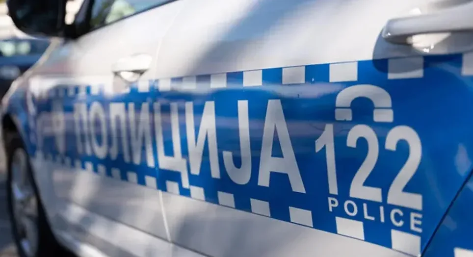 Detalj policijskog vozila sa ispisom "POLICIJA" i brojem "122"
