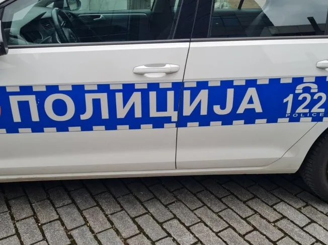 Policijsko vozilo sa natpisom "POLICIJA 122 POLICE" na plavoj traci.
