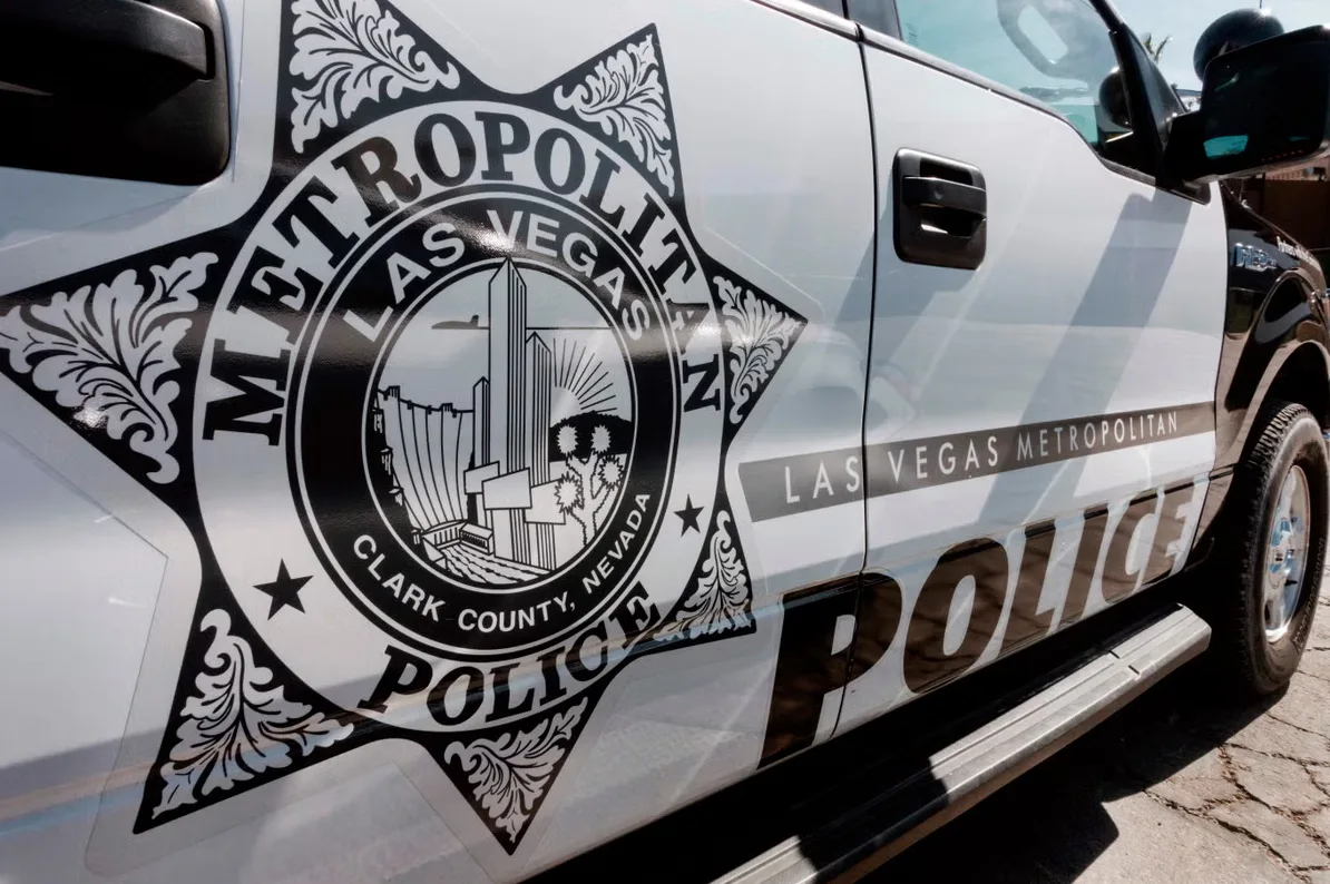 Detalj policijskog vozila Las Vegas Metropolitan Police sa istaknutim grbom i natpisom "POLICE".