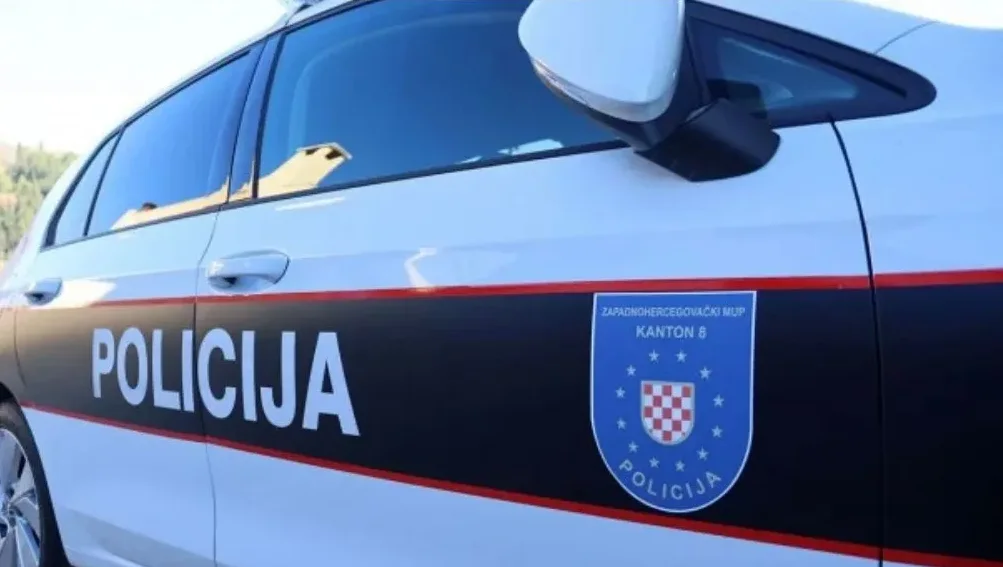 Dio policijskog vozila sa natpisom "POLICIJA" i grbom Ministarstva unutrašnjih poslova Zapadnohercegovačkog kantona 8