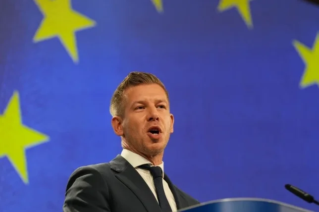 Političar ispred zastave Evropske unije