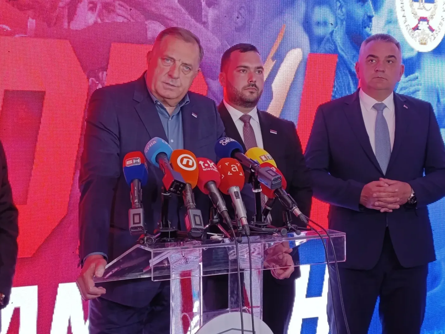 Političari na konferenciji za medije ispred niza mikrofona