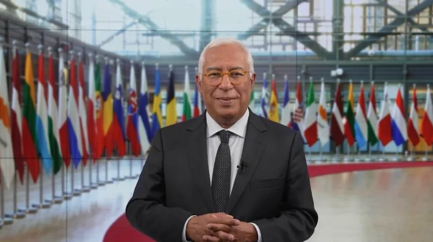 Premijer Portugala, Antonio Costa, u odijelu, stoji ispred niza zastava država članica Evropske unije.