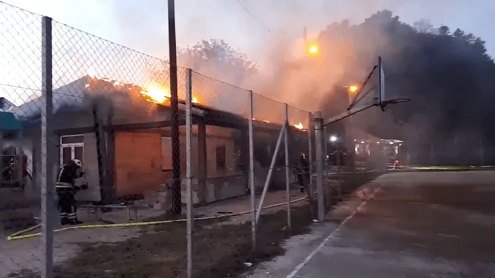 Vatrogasci gase požar na objektu.