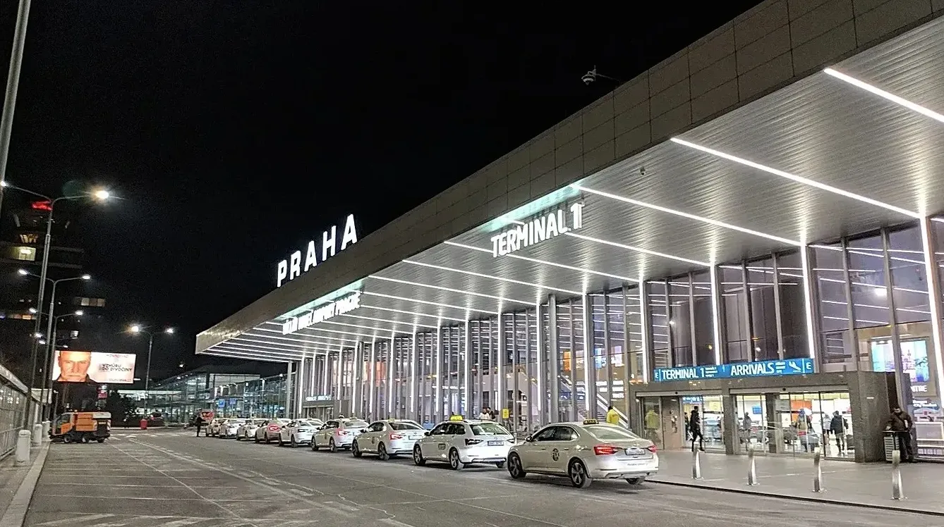 Aerodrom Prag, Terminal 1, noćni prizor sa taksi vozilima ispred